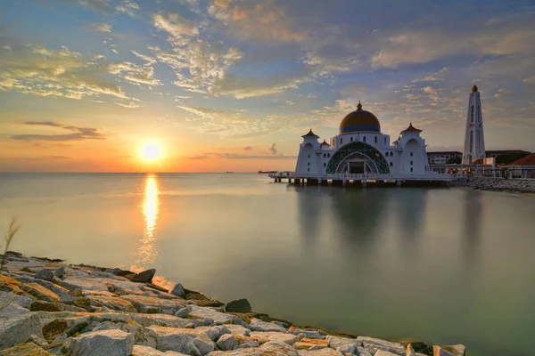 マラッカ海峡モスク マレーシアの美しい夕日 自然組成 — ストック写真