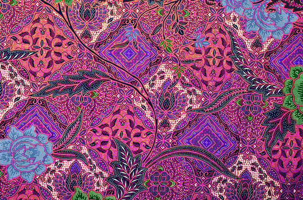 Модель традиционной одежды малайзии включает в себя батик
