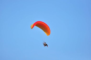 Gökyüzünde yamaç paraşütü