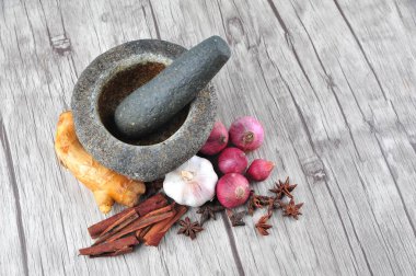 Harç, ahşap arka plan üzerinde Yıldız anason, tarçın, zencefil