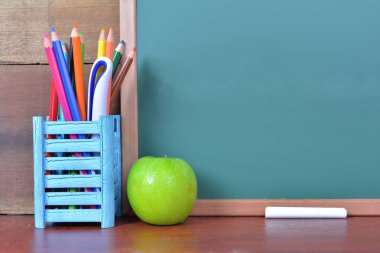 Elma yazı tahtası önünde masada geri konseptiyle okul için