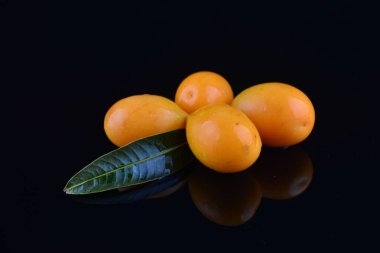 Bouea oppositifolia, Egzotik Meyve siyah arka plan izole