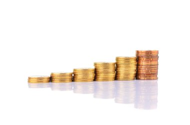 Beyaz arkaplanda altın sikkeler.