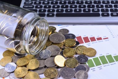 İş stok çizelgelerinde kavanozdan dökülen madeni paralar - Busines