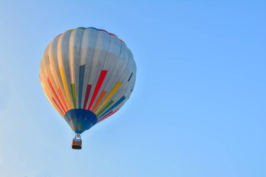 Mavi gökyüzü üzerinde uçuşta renkli sıcak hava balonları