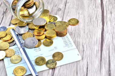 masada sikkeler ile düşmüş cam kavanoz