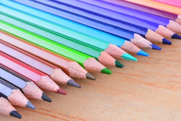 Renkli Kalemler Üzerinde Ahşap Arka Planını Yakın Çekim — Stok fotoğraf