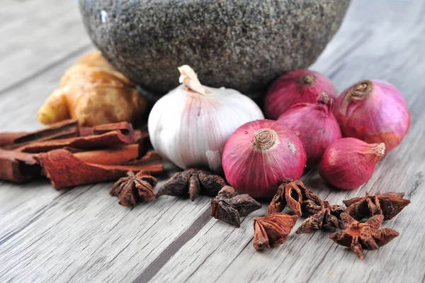 Mörser Sternanis Zimt Ingwer Auf Holzgrund — Stockfoto