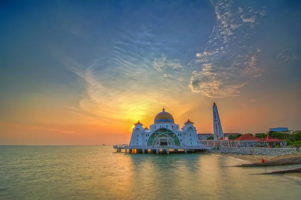말라카 모스크 Masjid Selat Melaka 말레이시아 말라카 근처에 사람이 모스크이다 — 스톡 사진