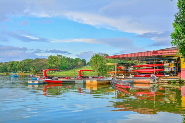 马六甲 马来西亚 2016年2月12日 在马来西亚马六甲艾耶科罗湖 具有绿色自然背景的湖上船 — 图库照片