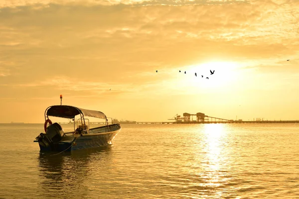 Barco Pescador Com Fundo Por Sol — Fotografia de Stock