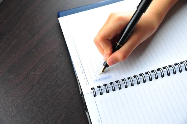 Bijgesneden Beeld Van Vrouw Schrijven Lege Notebook Met Inkt Pen — Stockfoto