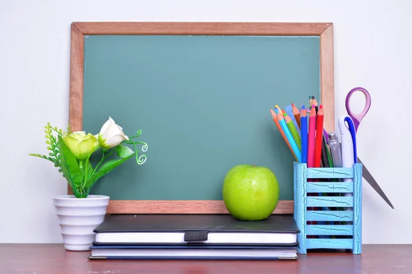 黒板の前にテーブルの上のリンゴの学校コンセプトに戻る — ストック写真