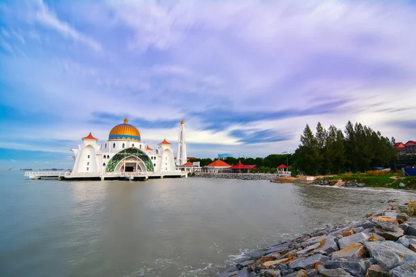 马六甲海峡清真寺（马六甲海峡清真寺）的晨景，I — 图库照片