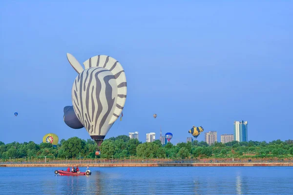 2016 日プトラジャヤ マレーシアのプトラジャヤ国際 熱い空気バルーン フィエスタで青い空に浮かぶ熱気球プトラジャヤ マレーシア 2016 — ストック写真