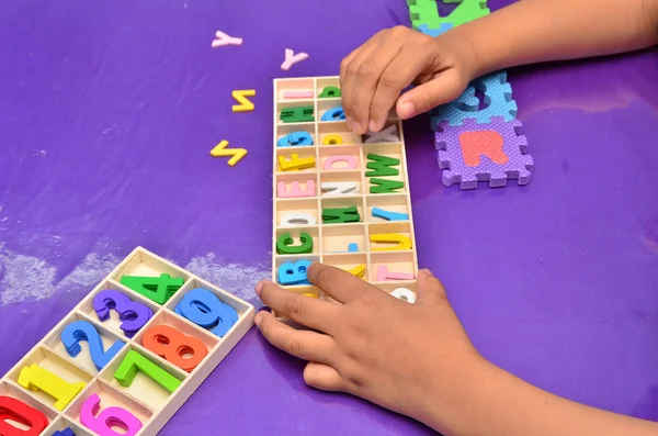 Kinderhände Spielen Mit Alphabet — Stockfoto