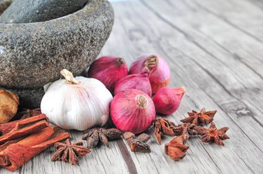 Harç, Yıldız anason, ahşap bir zemin üzerine tarçın