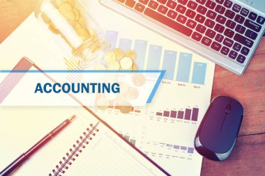 Grafikler, çizelgeler, defter, kalem ve paralar. İş kavramı