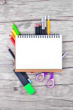 Beyaz arka planda ofis ve öğrenci kıyafetleri fotoğrafı - okula dönüş konsepti