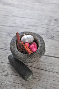 Harç, Yıldız anason, ahşap bir zemin üzerine tarçın