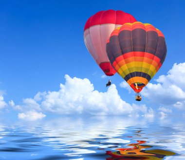 Mavi gökyüzü üzerinde uçuşta renkli sıcak hava balonları