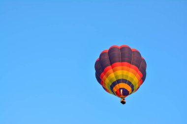 Mavi gökyüzü üzerinde uçuşta renkli sıcak hava balonları