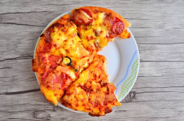 Peynirli pizza ahşap arka plan üzerinde