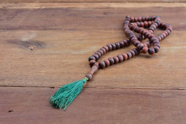 ahşap arka plan bulanıklık bokeh ile ahşap tasbih, yakın çekim. Ahşap tespih