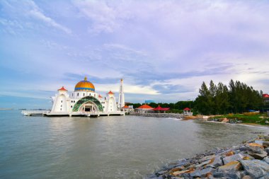 Sabah görünümü Malacca Straits Camii (Mescid Selat Melaka), insan yapımı Malacca adada Malacca kasaba, Malezya yakınında bulunan bir cami olduğunu
