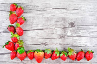 ahşap arka plan üzerinde çilek