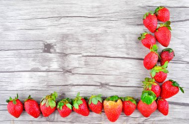 ahşap arka plan üzerinde çilek