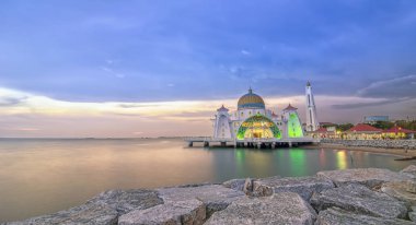 Panoramik manzaralı muhteşem gün batımı sırasında kayan genel Camii