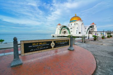Sabah görünümü Malacca Straits Camii (Mescid Selat Melaka), insan yapımı Malacca adada Malacca kasaba, Malezya yakınında bulunan bir cami olduğunu