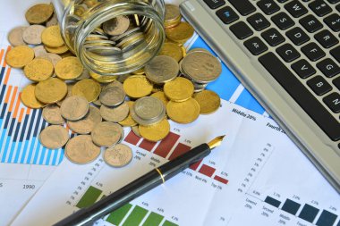 İş stok çizelgelerinde kavanozdan dökülen madeni paralar - Busines