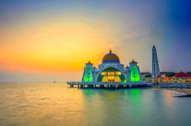 Malacca Boğazı Camii (Mescid Selat Melaka), Malezya 'nın Malezya kenti yakınlarındaki insan yapımı Malacca Adası' nda bulunan bir camidir.