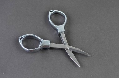 Arka planda Metal Makas, yakın çekim