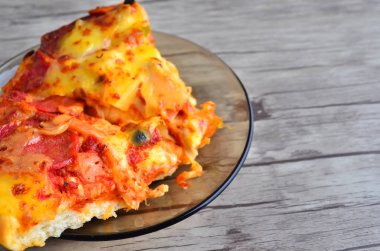 Peynirli pizza ahşap arka plan üzerinde