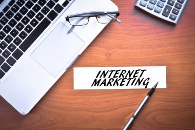 Gözlüklü dizüstü bilgisayar, kalem ve metin Internet Marke ile hesap makinesi