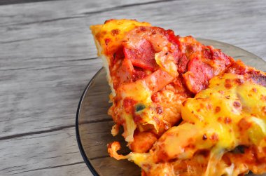 Peynirli pizza ahşap arka plan üzerinde