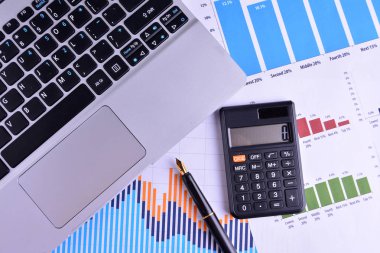 Grafikler, tablolar, iş masası. İş adamlarının işyeri.