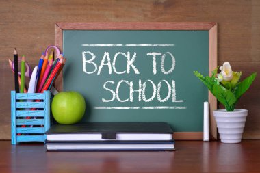 Chalkboar önünde masada elma ile Okul konseptine geri dön