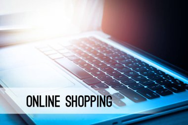 Güneş ışığı ve metin Online Alışveriş ile Laptop