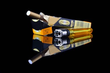 Melaka, Malezya - 27 Şubat 2016 - Almanya'dan yapılan tatlı Vanilya lezzeti ile bir kutu Hasat Purosu siyah arka plan üzerine izole edildi