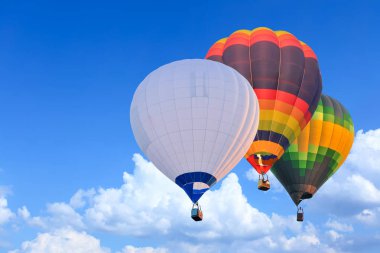 Mavi gökyüzü üzerinde uçuşta renkli sıcak hava balonları