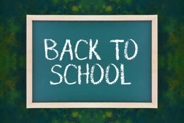 Kara tahta üzerinde koyu yeşil arka plan