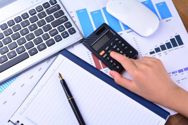 Grafik, grafik, klavye, ahşap üzerinde fare ile hesap makinesi el 