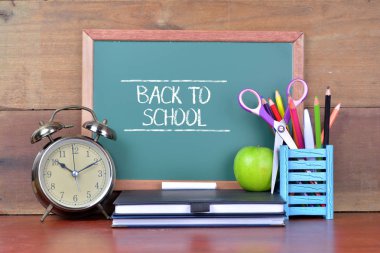 Chalkboar ile kitap ve çalar saat ile okul konseptine geri dön