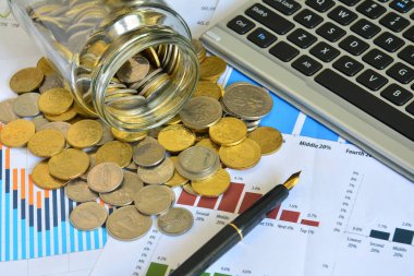 İş stok çizelgelerinde kavanozdan dökülen madeni paralar - Busines