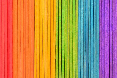 arka planda renkli ahşap çubuklar