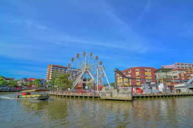 Malacca, Malezya - 31 Ocak 2016 : Malacca'daki Malacca Nehri üzerinde kruvaziyer turu teknesi yelkenli. Malakka Nehri'nin nehir turizmini geliştirmek için rehabilitasyonu Temmuz 2002'de başladı
